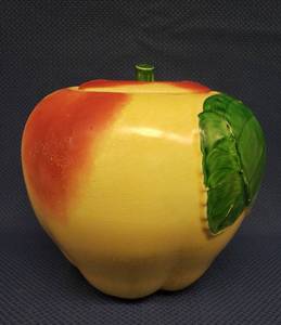 lot 101 image: Vintage 1940s Hull Blushing Apple - Lidded Cookie Jar 8.5in T x 9in W