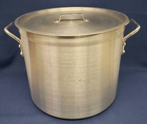 lot 103 image: Bakers & Chefs #80145001 - 24 QT Large Aluminum Handled Stock Pot with Lid - 16.5in W x 11.5in T