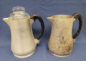 lot 105 image: Vintage GUARDIAN SERVICE Aluminum - 2 Coffee Pots with Bakelite Handles 9in T, 1 Glass Lid, and 1 Diffuser Plate