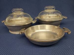 lot 106 image: Vintage GUARDIAN SERVICE Aluminum - 2 Handled CasserolPots 8.75in W x 2.5in T, 1 Handled CasserolePot 8.75in W x 1.75in T, and 2 Glass Lids