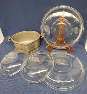 lot 107 image: Vintage GUARDIAN SERVICE Aluminum - Triangle Dutch Oven 11in W x 7in D x 4.25in T, and 4 Glass LIds 2 - 12in W, 1 - 10in W , 1 - 9in W