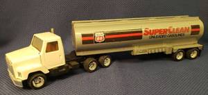 lot 116 image: Vintage ERTL #3605 Die-Cast S Series 125 Scale - IH Semi Truck & Tanker - Philips 66 Super Clean Unleaded Gasolines