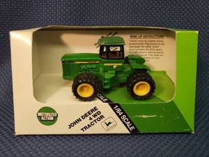 lot 117 image: Vintage 1992 ERTL John Deere 4WD Tractor #551 - Die-Cast 164 Scale - in Original BoxUnopened