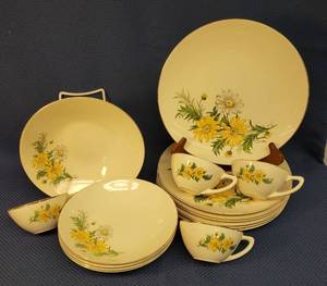 lot 130 image: Vintage Edwin Knowles Gold Trim China White & Yellow Daisy Pattern Dinnerware - Seven 10.25in Dinner Plates, Four 7.25in Soup Bowls, One 8.75in Vegetable Bowl, and 4 Coffee Cups