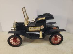 lot 166 image: Vintage 1974 Beam 110 Kentucky Straight Bourbon Whiskey - 1913 Ford Model T Whiskey Display ModelBottle - Empty - Regal China - 14in L x 7in W x 9in T