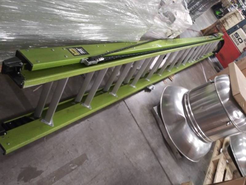 lot 5807 image: 32 FT. HYPERLITE SUMOSTANCE FIBERGLASS EXTENSION LADDER