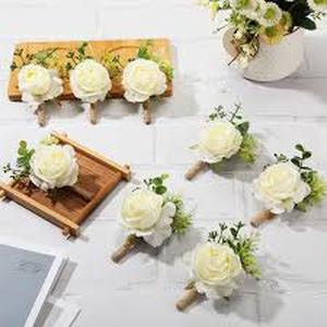 lot 4424 image: White Silk Flowers with Green Leaves in Box