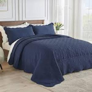lot 19715 image: Quilted Bedspread California King Size All Season