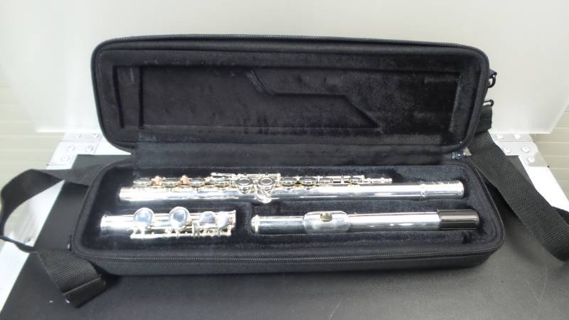 lot 1002 image: Allora Student Series Flute With Carrying Case (comes with box)