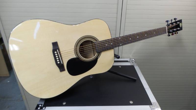 lot 1032 image: Rogue Dreadnought RA-090-NA Acoustic Guitar