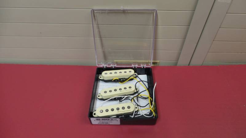 lot 1051 image: Fender Noiseless Strat Pickup Set