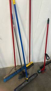 lot 11710 image: 4 Assorted Brooms