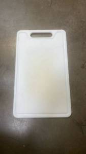 lot 15006 image: White Plastic Cutting Board with Handle