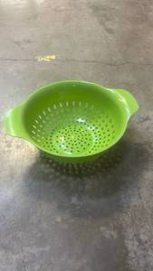 lot 15029 image: Green Plastic Kitchen Colander with Handles