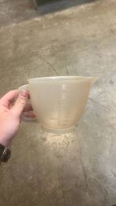 lot 15032 image: Clear Plastic Measuring Cup with Handle