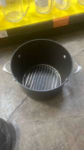 lot 15047 image: Deep Fryer Pot with Wire Basket and Handles