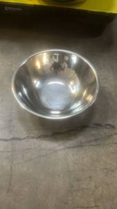 lot 15070 image: 10 Qt. Stainless Steel Mixing Bowl
