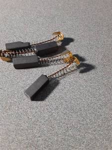 lot 685 image: Carbon Brushes Replacement For Electric Motors Repairing Part 4Pcs 0.28x0.28x0.79 (7mmx7mmx20mm) 7720 - Retail $12