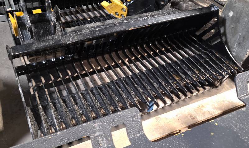 lot 2131 image: Unused Wolverine Mini Skid Steer SkeletonRock Bucket  M-SB42