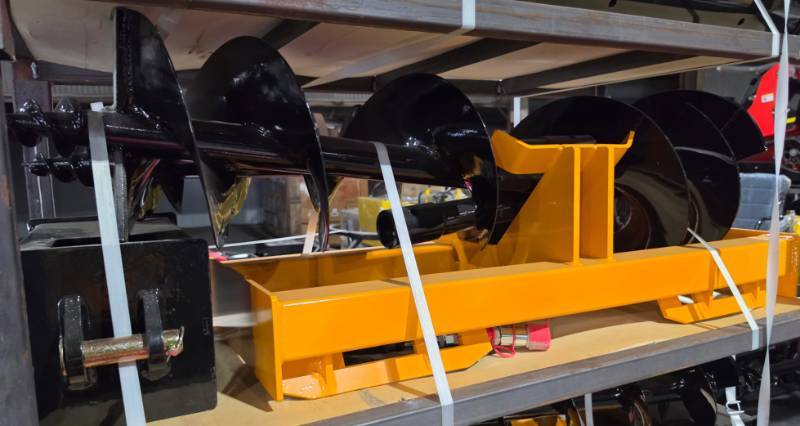 lot 8573 image: Unused Captok Skid Steer Auger Set with Auger Drive Head and 8-inch Alloy Auger - 12-inch Alloy Auger Rod - 16-inch Alloy Auger Rod