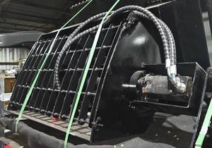 lot 5560 image: Unused SDLANCH Industrial-Grade Mini Skid Steer Hydraulic Mixing Bucket  Concrete Mixing Bucket