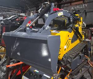 lot 5319 image: Unused SDLanch Yellow SSL60 Skid Steer Loader - 1500lb Operating Weight - 1000lb Lift Capacity