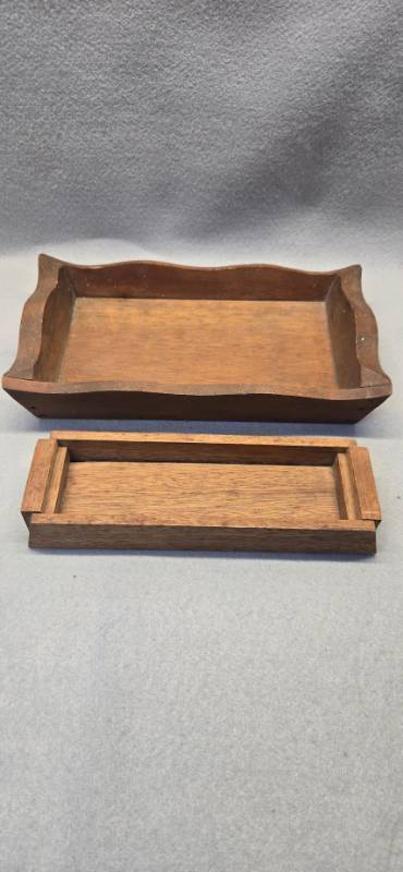 lot 425 image: Wooden Serving Tray Set with Handles