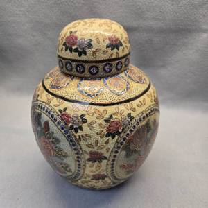 lot 464 image: Japanese Satsuma Moriage Ginger Jar with Lid