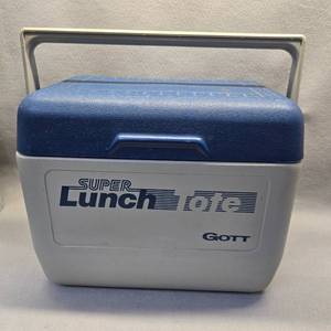 lot 465 image: Gott Super Lunch Tote Cooler with Handle