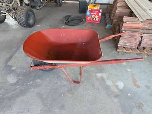 lot 11 image: True Temper Steel Wheelbarrow