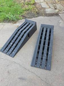 lot 22 image: Plastic Car Service Ramps Set of 2