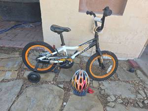 lot 41 image: Giant Animator Kids Bike with Bontrager Helmet, Removable Training Wheels and Bell