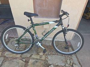 lot 43 image: Giant Yukon SE Adult Mountain Bike