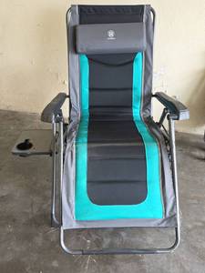 lot 46 image: Ever Advanced Oversized Zero Gravity Recliner Chair with Cup Holder
