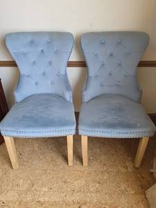 lot 103 image: Set of 2 Light Blue Velvet Tufted Dining Chairs with Nailhead Trim