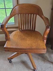 lot 114 image: Solid Oak Swivel Desk Chair with Casters