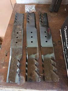 lot 172 image: Set of 3 Toothed Mulching Mower Blades 20186 TH