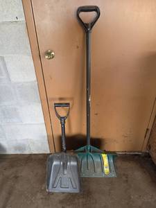 lot 175 image: Snow Shovels Set of 2