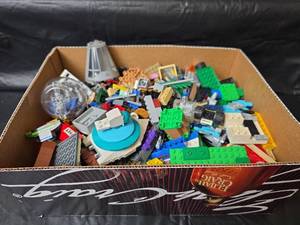 lot 230 image: Mixed LEGO Building Blocks and Parts
