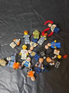 lot 232 image: LEGO Minifigure Collection with Accessories