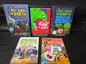 lot 268 image: Childrens Book Collection - Last Kids on Earth Series and Popular Graphic Novels