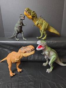lot 307 image: Dinosaur Action Figures