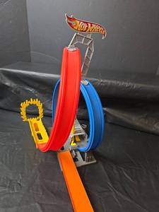 lot 374 image: Hot Wheels Super Speed Blaster Double Loop Track Set