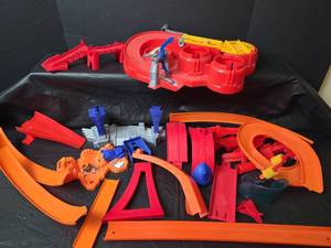 lot 376 image: Hot Wheels Track and More