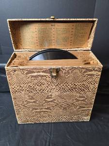 lot 442 image: Victrola Record Storage Case with Assortment of Music