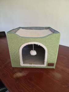 lot 447 image: Bedsure Cat House with Fleece Lining and Hanging Toy