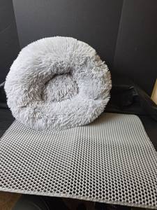 lot 448 image: Round Fluffy Pet Bed with Litter Box Mat