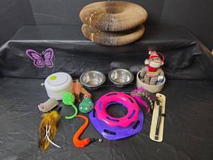 lot 449 image: Cat Supplies and Toy Bundle