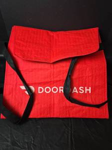lot 453 image: DoorDash Insulated Food Delivery Bag