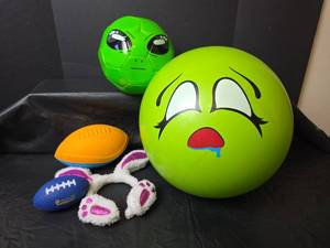 lot 459 image: Mixed Sports Ball and Plush Toy Bundle